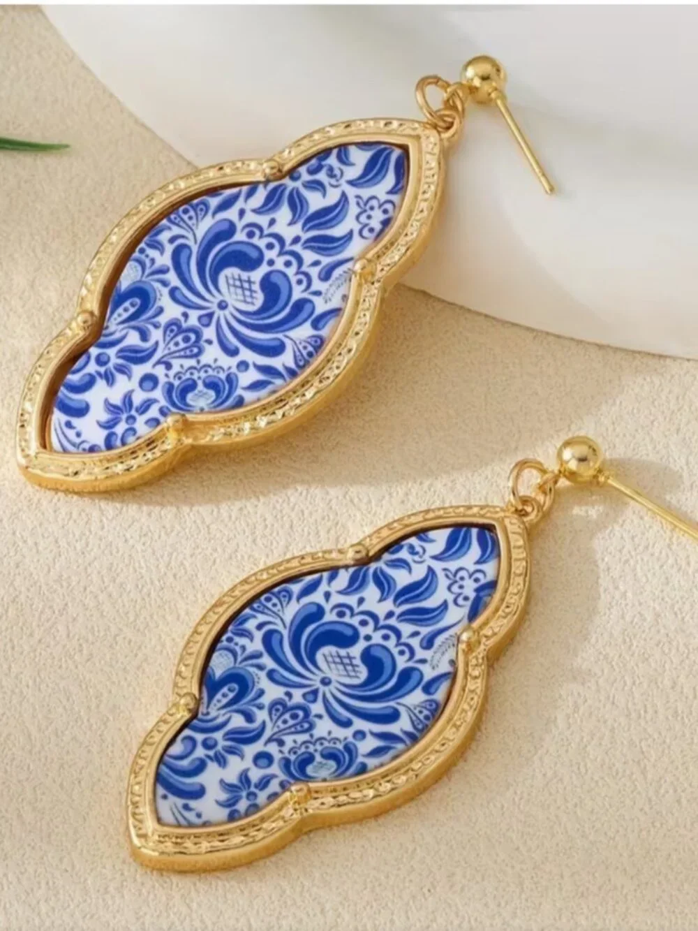 NEW Blue and White Chinoiserie Scalloped Gold Frame Drop Earrings